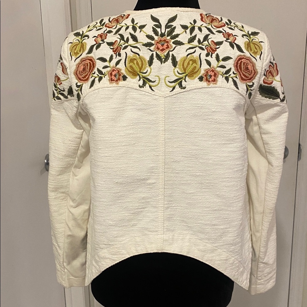 BCBG MAX Azria
Off-White long sleeved floral Embroidered Jacket Size X-Small - Picture 7 of 17